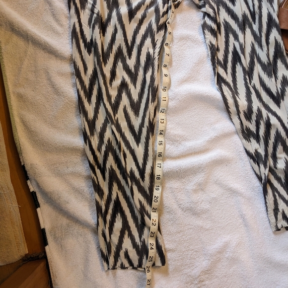 Banana Republic light drawstring SP pant in grey and cream chevron pattern. - Picture 8 of 8